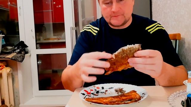 КАК ПРАВИЛЬНО ЕСТЬ КАРАСЯ! ЖАРЕНЫЙ КАРАСЬ БЕЗ КОСТЕЙ!