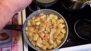 КАРТОШКА В МУНДИРЕ ЖАРЕННАЯ С ЛУКОМ И МОРКОВЬЮ.