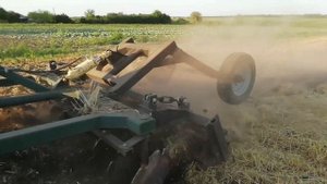 Почему дискатор идет боком. Регулировка прицепного дискатора. Трактор мтз 80.
