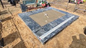 Установка памятника. Установка бессерного блока. Укладка гранитной плитки