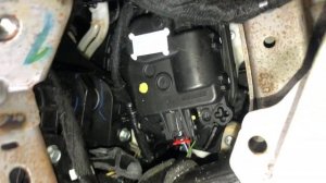 Где моторч. заслонок печки Ford Fusion 2013 - 2018 США  Стоит с левой стороны возле рулевой колонки