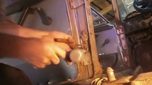 Откручивание ударной отвёрткой дверей ВАЗ 2101-07.