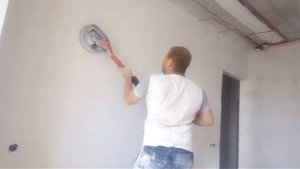 Механическая затирка шпаклёвки.