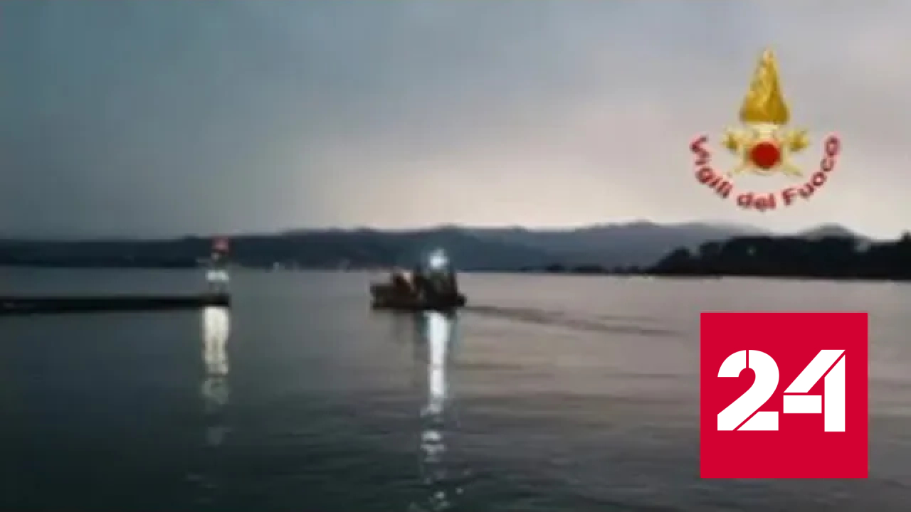 В Италии туристический катер перевернулся на озере во время шторма - Россия 24