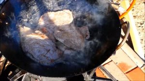 Картошка с говядиной! Готовлю  в  китайской  сковородке на  свежем  воздухе.