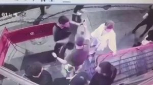 Бородач в метро приставал к девушке.