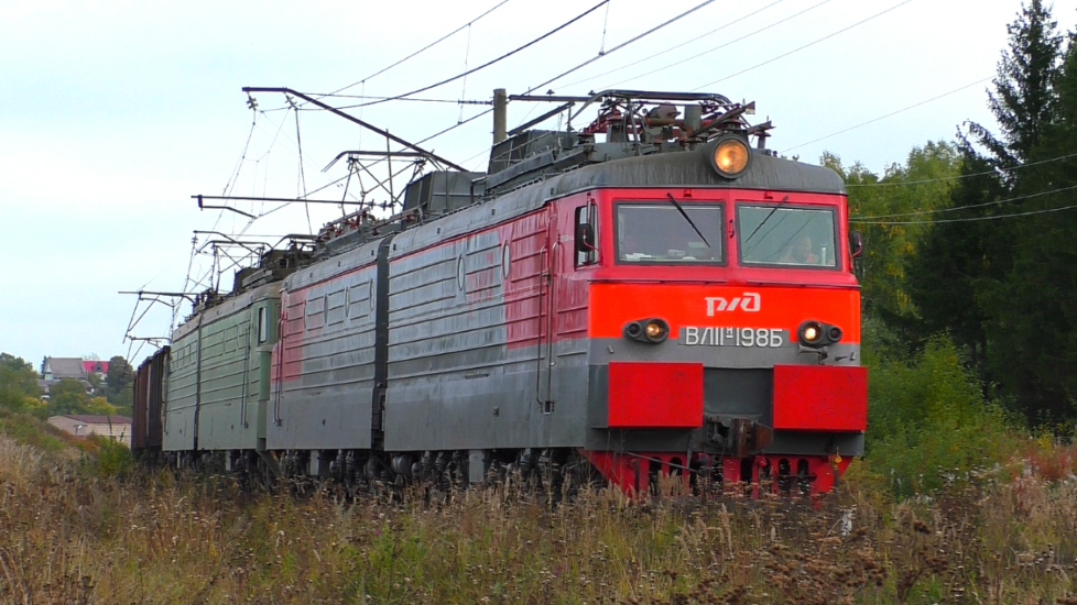 "Разноцветный квартет" ВЛ11М-198/255 с грузовым поездом
