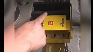 Устройство для очистки канатов лифта.
