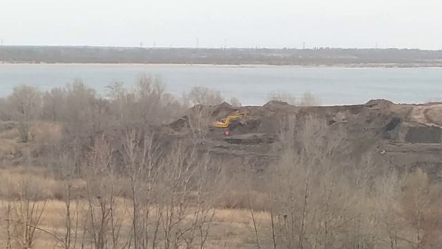 Экскаватор копает землю на краю оврага поймы реки Мокрая Мечётка Волгоград Часть №1, исходник