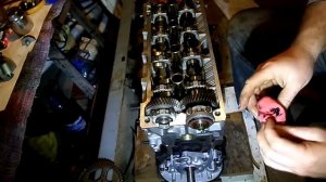 113   Устанавливаем  сальник выпускного распредвала головки блока цилиндров двигателя  Джили МК