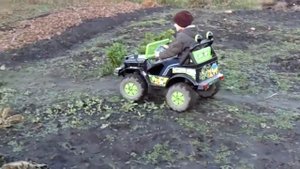 Off-road тест детского электромобиля. Невероятно - пройдёт любую грязь!