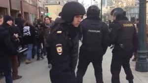 Мужчина ударил полицейского в полёте с ноги, тот потерял сознание