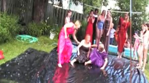 Упали В нарядных платьях в воду