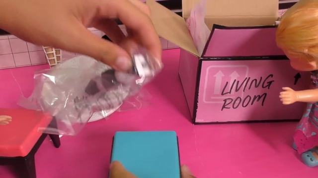 Playhouse surprise ! Elsa and Anna toddlers - moving truck - unpacking - LOL смотреть онлайн