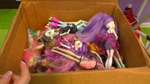 Новогодняя коробка с куклами Барби и Монстер Хай.
