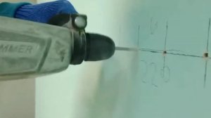 Строительные работы. Разметка отверстий под розетки.