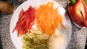 Чумовая Лапша по Азиатски с курицей и овощами.