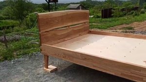 Кровать со спинкой из слеба дуба.