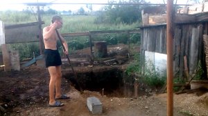 Процесс ручной копки выгребной ямы.