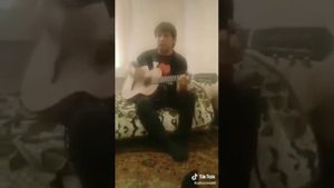 Слепой гитарист круто поет армейскую песню под гитару