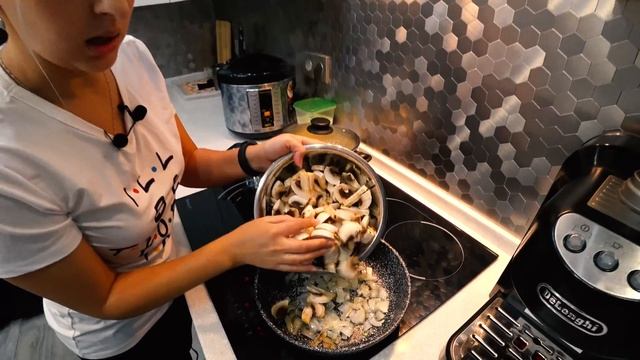 Крем-суп из шампиньонов со сливками и гренками смотреть онлайн