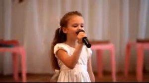 девочке 5 лет классно поёт