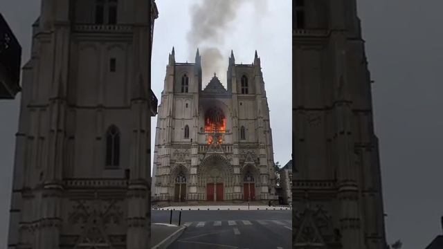 Пожар в соборе в Нанте во Франции