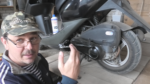 Скутер Honda Duo 50 Подробно как поменять масла антифриз и масло в редукторе на HONDA DIO AF-55E.mp4