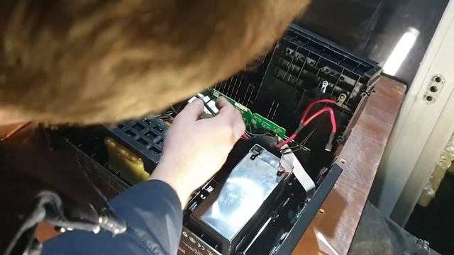 Как разобрать ИБП APC Back Ups BC замена аккумулятора в бесперебойнике смотреть онлайн