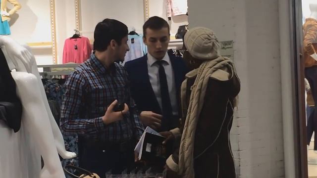 Чеченец охранник издевается над покупателями