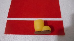 Сапожки для елочки из киндер сюрпризов