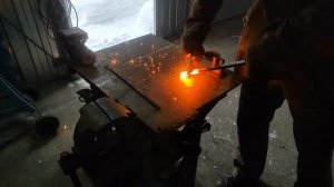 Ковка гусиной лапки на самодельном рессорном молоте.