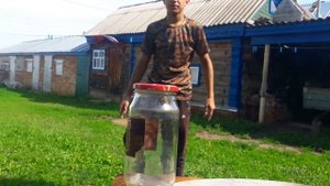 Челлендж с банкой и бутылкой. Разбил банку.