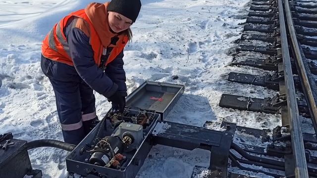 Девушка-электромонтер следит за железнодорожным хозяйством "Беловопромжелдортранса" АО "Стройсервис смотреть онлайн