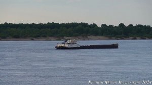 Теплоход ГОЛЬЯНЫ расходится с собратом РЯЖСК и уходит вниз по течению Волги матушки