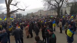 Солдаты РФ в Херсоне открыли по людям предупредительный огонь но это не остановило херсонцев Украин