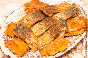Секрет Вкусной ЖАРЕНОЙ РЫБЫ. Как пожарить хрустящую и сочную рыбу. Жареный сазан на сковороде.