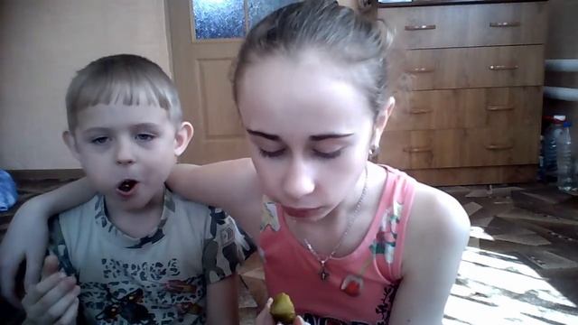 Едим огурцы