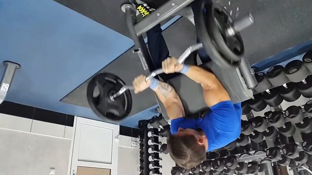 подъём на бицепс в скамье Скотта EZ-грифом