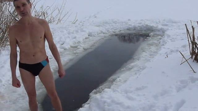 окунание в проруби 19.01.16г. УКРАИНА г. Миргород,Полтавская обл. смотреть онлайн