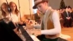 Николай Лукашенко играет на пианино