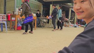 Poor single mother: cutting bananas to sell - buying ducks to raise | Ly Tieu Nu