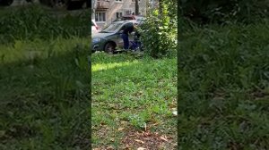 Женщина бьет ребенка за то, что он не может научиться езде на велосипеде.