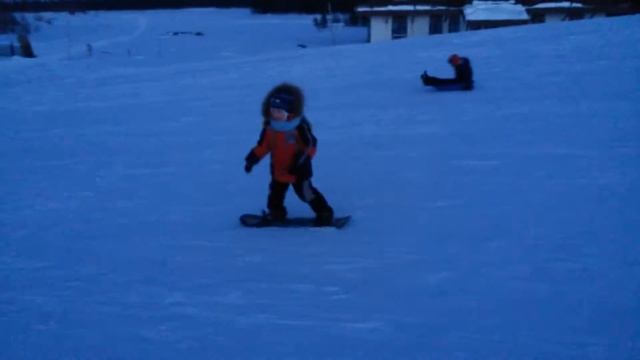 Малыш 3 года Первый раз на сноуборде смотреть онлайн