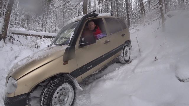 Шеви Нива зимой творит невозможное. Едем за offroad точкой. смотреть онлайн