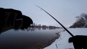 Как правильно искать рыбу. Зимний спиннинг на Москве-реке. Обучающее видео о рыбалке. Джиг.