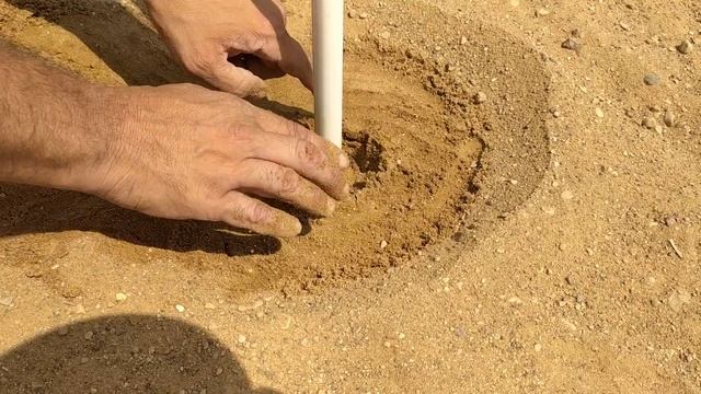 Как надежно установить пляжный зонтик.
