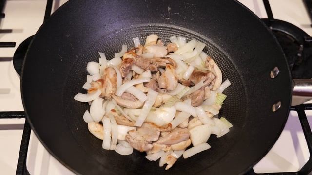 Готовим дома в воке (куриное бедро с овощами и спагетти)