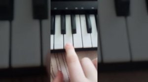 Как играть песня  (улыбка) как играть на синтузатаре или на пианино.