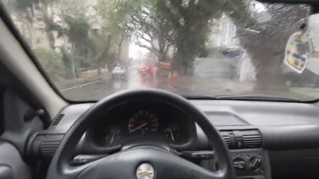 DIA CHUVOSO a bordo do CHEVROLET CORSA ☔? смотреть онлайн